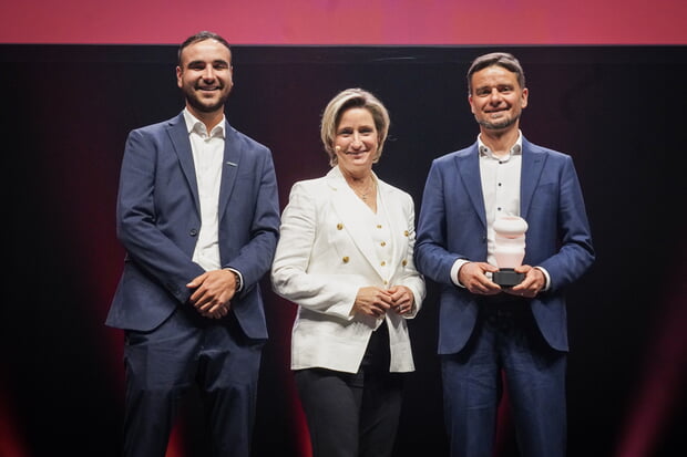Ein Meilenstein für wegweisende KI-Innovationen aus Baden-Württemberg - Dr. Nicole Hoffmeister-Kraut übergab den Preis „KI-Champions BW 2025“ an Timo Gessmann (rechts), CTO SCHUNK, und Henry Kistenmacher (links), Product Sales Automation Cells. Bildquelle: Ferdinando Iannone