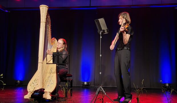 Harfenistin Charlotte Bommas mit Violinistin und Moderatorin Nanna Koch