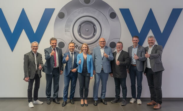 Von links li. Senior-Firmenchef und Ehrenbürger Heinz Dieter Schunk, Markus Kleiner, Fa. Schunk, Mengens Bürgermeister Philip Schwaiger, Bürgermeisterin Sarina Pfründer, Bürgermeister Michael Rieger, St. Georgen, Bernd Schellenbauer, Ralf Vetter u. Jochen Ehmer (alle Schunk)