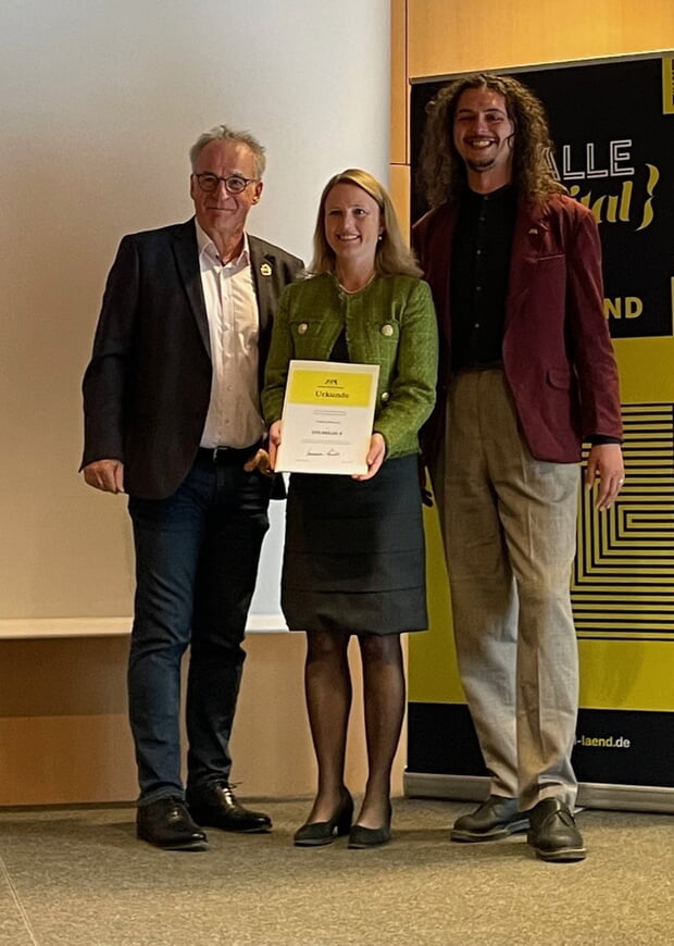 Zusammen mit Erwin Köhler, MdL und Stadtrat nahm Bürgermeisterin Sarina Pfründer den Förderbescheid von Ministerialdirektor CIO Stefan Krebs entgegen