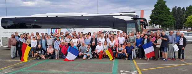 Vier wunderbare Tage im Zeichen der deutsch-französischen Freundschaft wurden von den französischen Gastgebern organisiert: Inklusive Kellerbesichtigung und Weinprobe in einem Weingut der Region. Hier die französischen und deutschen Teilnehmenden vor der Abfahrt ins Weingut.