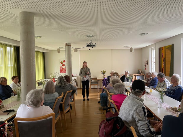 Interessiert folgten die Seniorinnen und Senioren dem Vortrag über aktuelle Aufgaben und Themen unserer Stadt