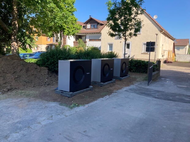 Im Außenbereich wurden die Wärmepumpen aufgebaut