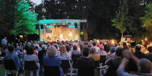 Blick auf die Bühne beim Kultursommer 2024 am Lauffener Klosterhof