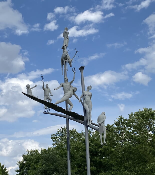 Hölderlin-Kreisel von Peter Lenk nach Restaurierung