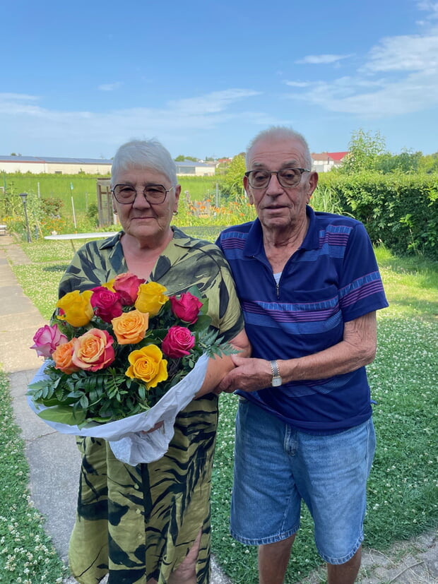 Das Ehepaar Waltraud und Norbert Hartrumpf feierten iin ihrem großen Garten ihre Diamantene Hochzeit