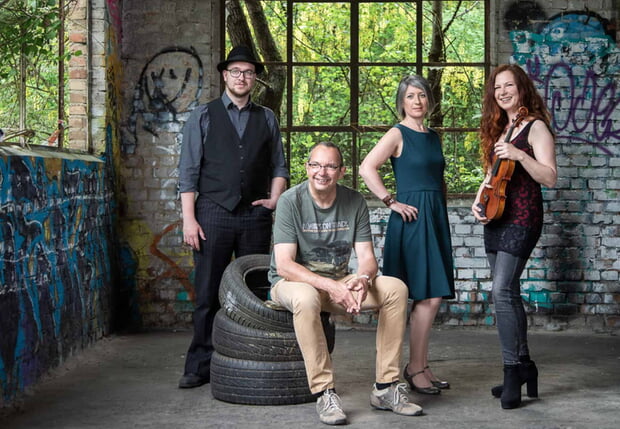 Die multinationale Folkband CARA
