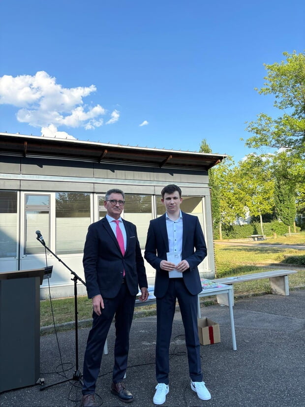 Erster Bürgermeister-Stellvertreter Axel Jäger konnte Henrik Reitz den Abiturpreis der Stadt Lauffen a.N. in Deutsch