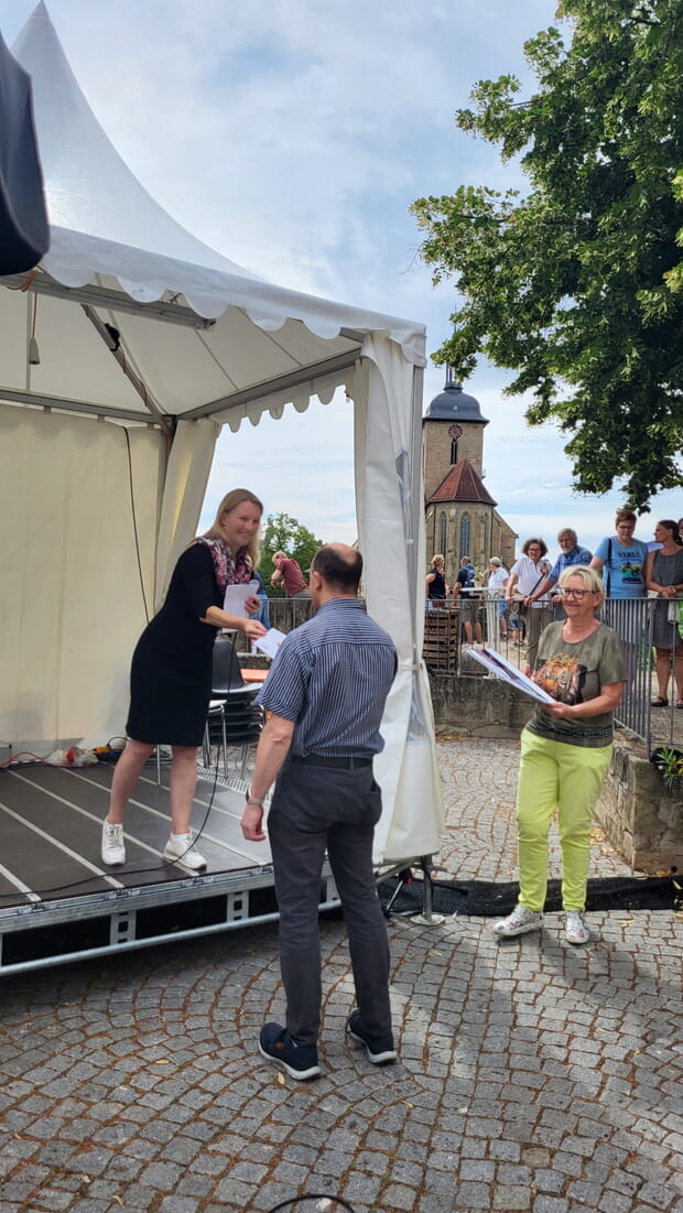 Bürgermeisterin Pfründer konnte Ulrich Seidel zum Siegerfoto "Foto des Jahres" Regenbogen über Lauffen a.N. beglückwünschen