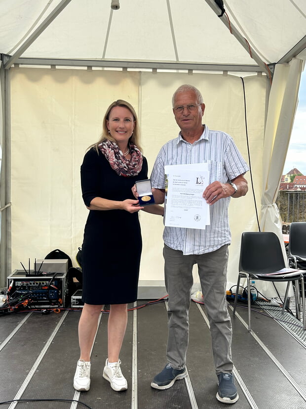 Wolfgang Geiger erhält für sein jahrzentelanges ehrenamtliches Engagement die Verdienstmedaille der Stadt Lauffen a.N. für besondere Leistungen in Gold