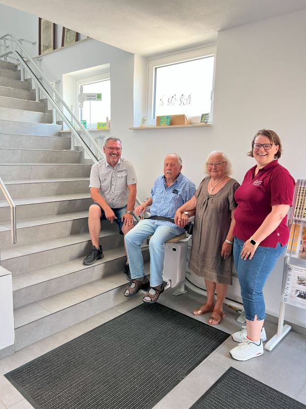 Treppenlift fürs Musikerheim mit Förderung durch die Alfred-Reiner-Stiftung; von links: 2. Vors. Eugen Buck, Alfred Reiner, Sieglinde Kröber, 1. Vors. Nicole Müller