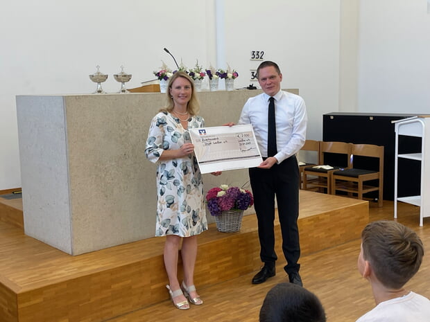Gemeindevorsteher Benjamin Danner der Neuapostolischen Kirche übergab Bürgermeisterin Sarina Pfründer den symoblischen Scheck 