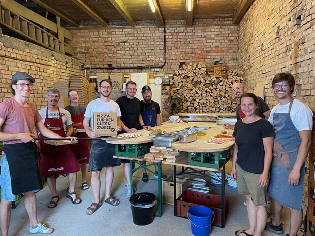 Die "CVJM-Pizzagruppe" hatte eine Menge Spaß beim Backen und konnte damit eine großzügige Spende an Integration e.V. in Ludwigsburg sowie Hope/Hoffnung und Bildung Guinea geben