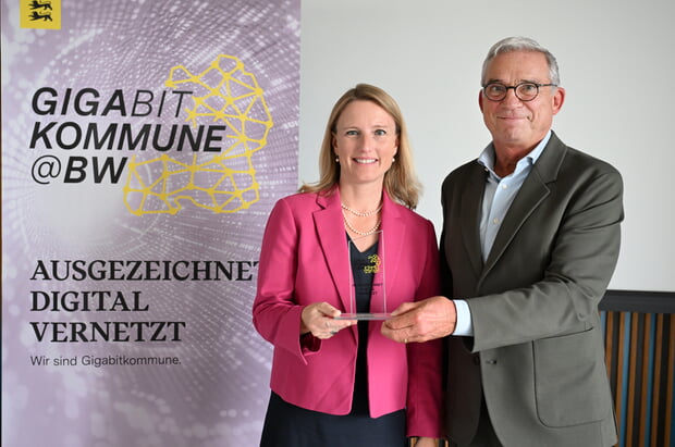 Bürgermeisterin Sarina Pfründer erhält aus den Händen von Thomas Strobl, Stv. Ministerpräsident und Digitalilsierungsminister die neu geschaffene Auszeichnung "Gigabitkommune@BW verliehen. Quelle:Franziska Kraufmann/ Innenministerium BW