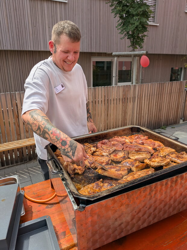Hausleitung Herr Sena am Grill