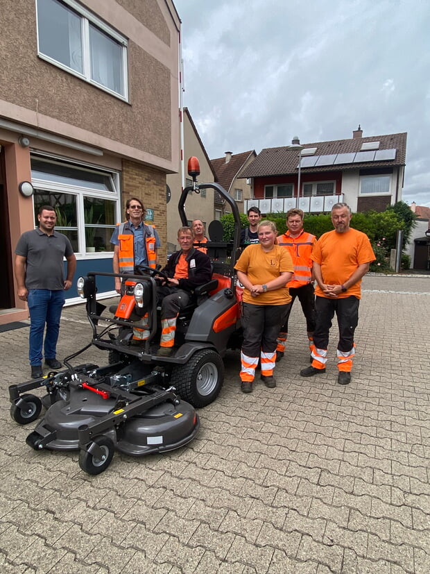 Das Team der Stadtgärtnerei freute sich über den neuen Aufsitzrasenmäher