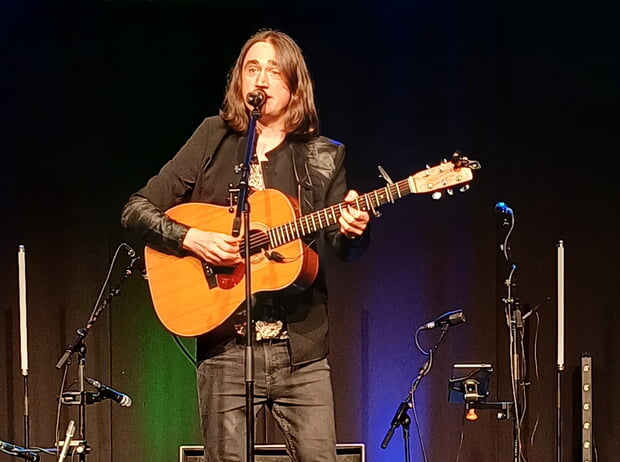 Soul-Folk mit Andrew Cadie an der Gitarre gab es bei der Folknacht 2025 im Klosterhof.