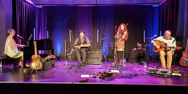 Die Gruppe CARA (v.l.n.r.: am Klavier Kim Edgar, an den Uilleann Pipes Simon Pfister, an Fiddle und Akkordeon Gudrun Walther, an der Gitarre Jürgen Treyz) waren der Headliner bei der Folknacht 2025 im Lauffener Klosterhof