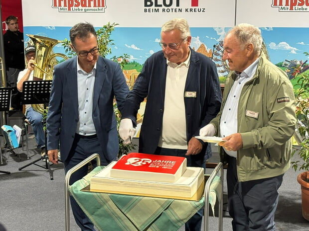 Schirmherr Cem Özdemir (li), Kandidat der Grünen für das Amt des Ministerpräsidenten in Baden-Württemberg, schnitt die Jubiläumstorte an