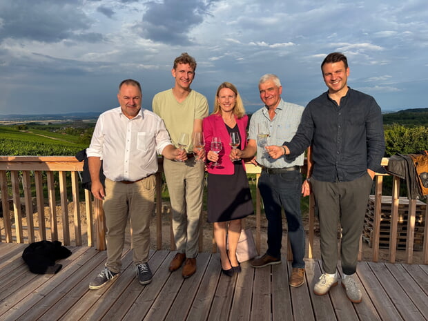 v.l.n.r. Weinbaupräsident Dietrich Rembold, die Stadträte Silas Link, Albrecht Rieß und Benedikt Seyb mit Bürgermeisterin Sarina Pfründer (Mitte) waren beim ikommunalpolitischen Treffen dabei