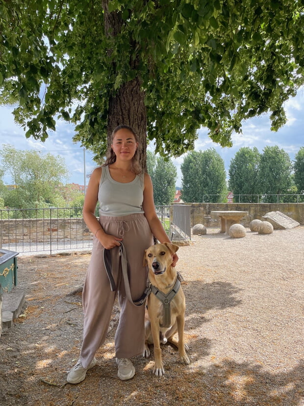 Die zertifizierte Hundetrainerin Viktoria Pfeil mit ihrem Hund Ivan