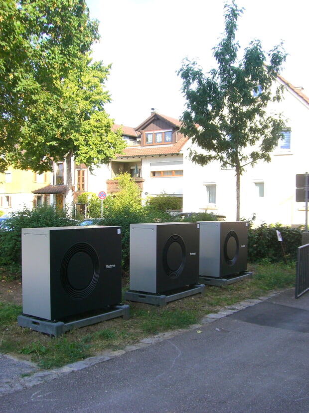 Die außenliegenden Wärmepumpen