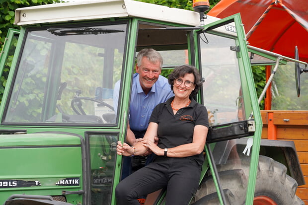 Die Weinerlebnisführer Martina und Gotthard Buck im Zugfahrzeug ihres Planwagens "Katzenbeißer-Carrus". 