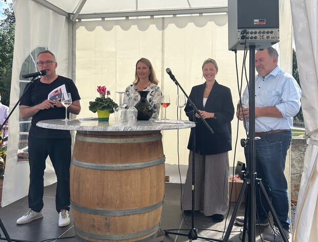 v.l.n.r. Holger Gayer, Bürgermeisterin Sarina Pfründer, Weinkönigiin Kim Weißflog u. Weinbaupräsident Dietrich Rembold