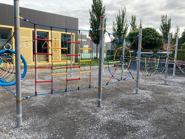 Dank der Alfred-Reiner-Stiftung und dem Förderverein der Erich Kästner Schule konnten im Pausenhof tolle Spielgeräte beschafft werden