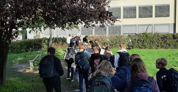 Fünftklässler auf dem Weg zum 1. Schultag an HRS