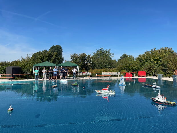 Zwei Tage lang hieß es für Modellboote Leinen los im Freibad Ulrichsheide