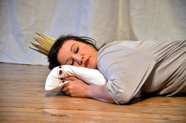 Theater HERZeigen: Szene aus "Das Traumfresserchen", das die schlafende Prinzessin Schlafittchen zeigt. 