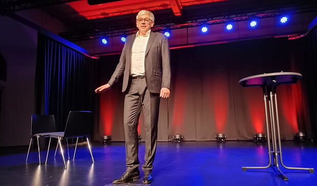 Der Kabarettist Mathias Tretter spielt sein aktuelles Programm "Souverän" im Klosterhof