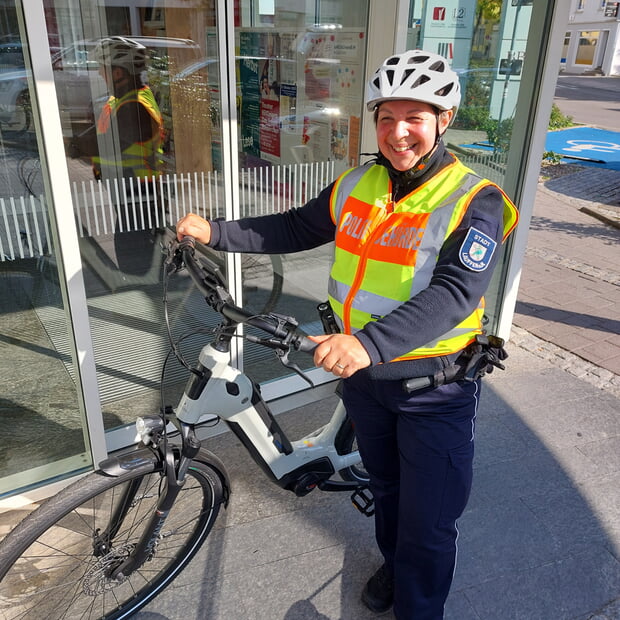 Die Mitarbeiterin des KOD - Kommunalen Ordnungsdienstes - Margot Fröhlich mit dem neuen e-Bike