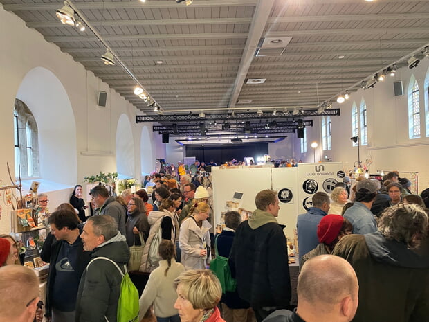 Viele Besucher schauten beim Kunsthandwerkermarkt "Tausendschön" im Klosterhof vorbei