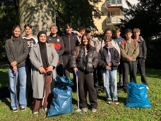 25 SchülerInnen der Klasse BKÜ1B der Andreas Schneider Schule setzten am Mittwoch letzter Woche ein sichtbares Zeichen für Umweltbewusstsein und Gemeinschaft