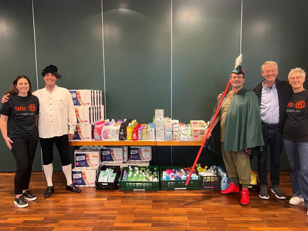 v.l.n.r.  .... der Lauffener Bote Wolfgang Platter, Theater-Regisseur Gotthard Buck u. die Organisatorin der Tafel in Lauffen a.N., Reante Zinsmeister 