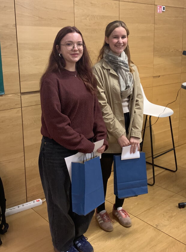 Sarah Lorenz u. Sophia Lind haben im Rahmen der Textwerkstatt eigene Arbeiten eingereicht