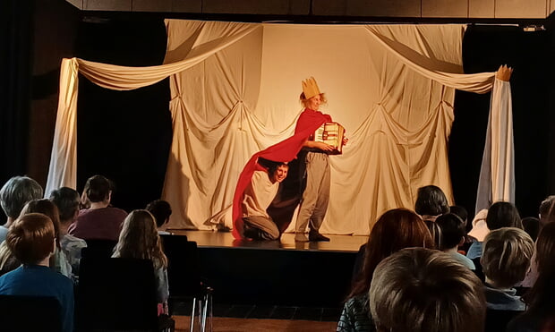 Theater HERZeigen: Szene aus "Das Traumfresserchen" mit Prinzessin Schlafittchen (Sophia Müller) und den König (Gwendolin Stisser).