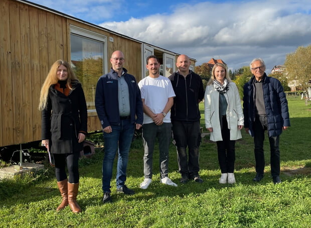 v.r.n.l. Ehrenbürger Heinz-Dieter Schunk, Bürgermeisterin Sarina Pfründer, Kinderfarm-Leiter Andreas Weberruß, Gesamtleitung Hort- und Kernzeit Moritz Mietzner, Stefan Mühleck, Head of HR-Marketing & Vocational Education Fa. Schunk, Amtsleiterin Büro Bürgermeisterin Carlotta Drechsler
