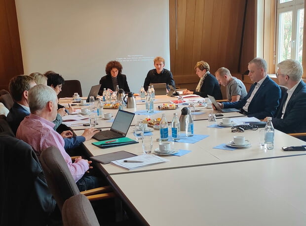 Der Lauffener Stadtrat Silas Link 5.v. r. ist als Kämmerer von Zaberfeld auch Verbandsrechner beim Wasserverband Zaber, der von der Vorsitzenden, Bürgermeisterin Diana Danner, 6.v.r. geführt wird.