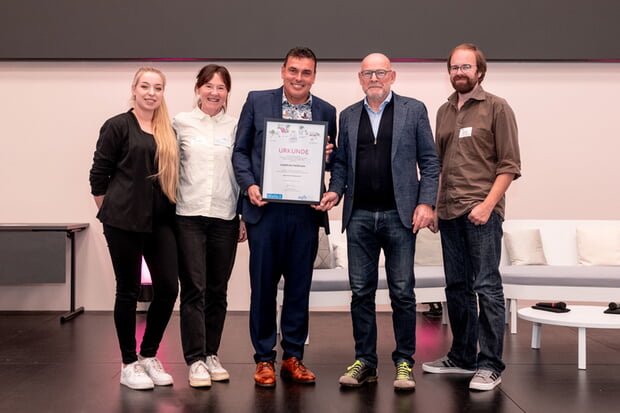 Bildunterschrift: Landesverkehrsminister Winfried Hermann überreicht Vertretern des Heilbronner Landratsamts die Urkunde über die Auszeichnung mit der AGKF-Qualitätsstufe. Von links nach rechts: Vivien Mittelmeier, Nicole Rost, Dirk Schäfer, Leiter Amt für Mobilität und Nahverkehr des Landratsamts, Minister Winfried Hermann und Rolf Epple. Foto: Lencinas/AGFK-BW