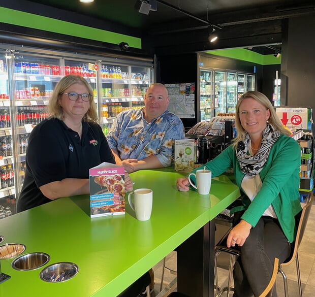 v.l.n.r. Tamara Otto, die Pächterin der ARAL Tankstelle, Thomas Oliver Huber, Vorsitzender Gewerbeverein und Bürgermeisterin Sarina Pfründer