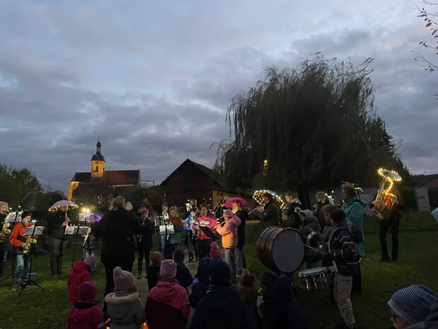 Bekannte Laternenlieder, begleitet von der Stadtkapelle, Musikverein Lauffen a.N. und viele bunte Laternen sorgten auf dem Kiesplatz für Martinsstimmung