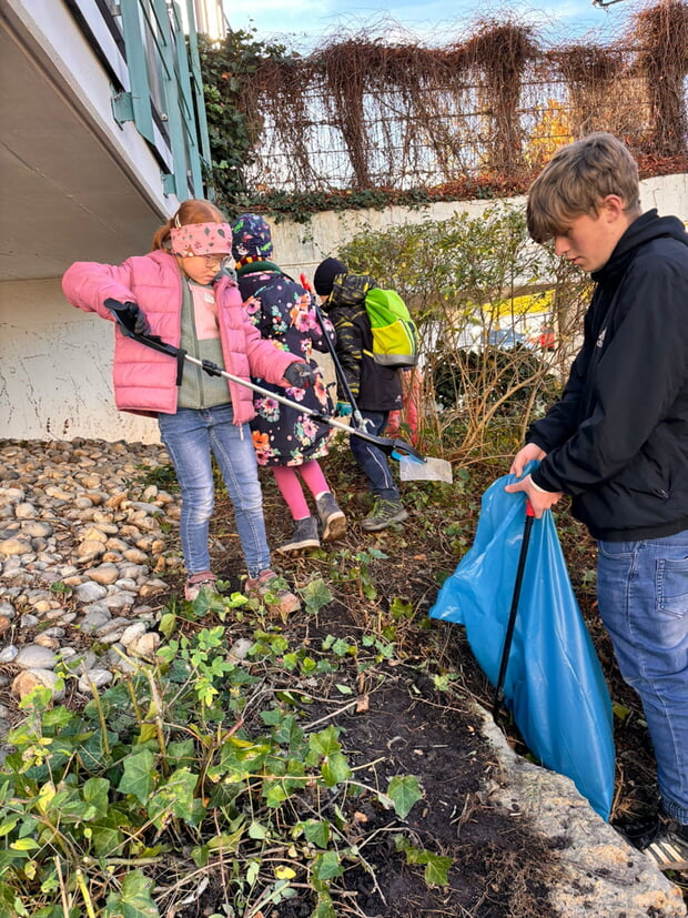 Fleißig sammelten die Hortkinder der Hölderlin-Grundschule Müll im Stadtgebiet