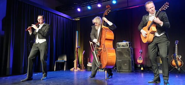 Das Ensemble "Wildes Holz" begeisterte das "bühne frei..."-Publikum mit seiner virtuosen und humorvollen Show im ausverkauften Klosterhof: Tobias Reisig an den Flöten, Markus Conrads an Kontrabaß und Mandoline und Johannes Behr an den Gitarren.