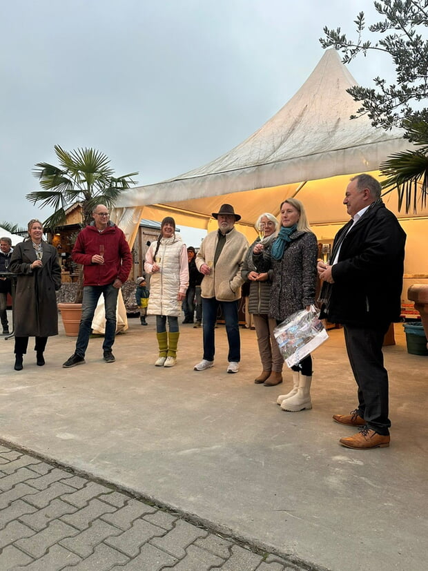 v.l.n.r. Weinkönigin Kim Weißflog, Familie Christian, Cathrin, Peter und Gudrun Seybold, Bürgermeisterin Sarina Pfründer, Weinbaupräsident Dietrich Rembold feiern 10 Jahre Weingut Seybold