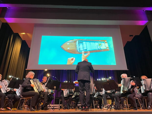 Einen grandiosen Konzertabend präsentierte das Akkordeon Orchester in der bis auf den letzten Platz gefüllten Stadthalle