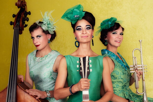 Zucchini Sistaz (3 Frauen mit Instrumenten) mit dem Programm "Falsche Wimpern - Echte Musik"