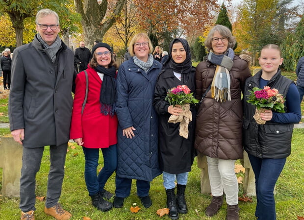 Masoma Ahmadi 3.v.r. und Milana Lisonka (re) erzählten in bewegenden Worten ihre Geschichte; li. Robert Mathiowetz, 2.v.r. Angelika Brosch, 2.v.l. Waltraud Enderle, Vorsitzende des Integrationsausschusses, 3.v.l. Sabine Weeber